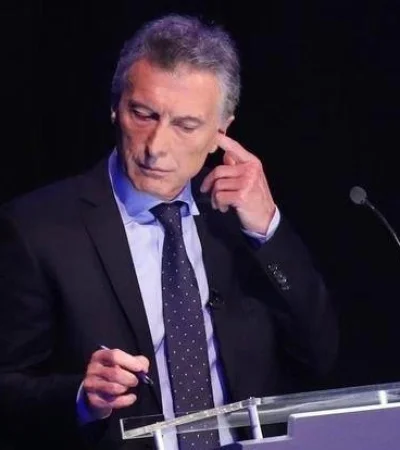 mauricio-macri-auricular-auriculares-audifonos-audifono-segundo-debate-presidencial-2019-cucaracha-10