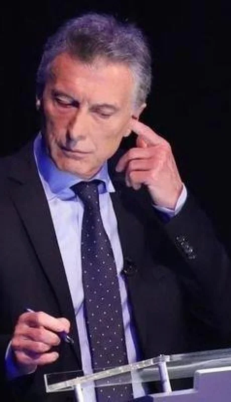 mauricio-macri-auricular-auriculares-audifonos-audifono-segundo-debate-presidencial-2019-cucaracha-10