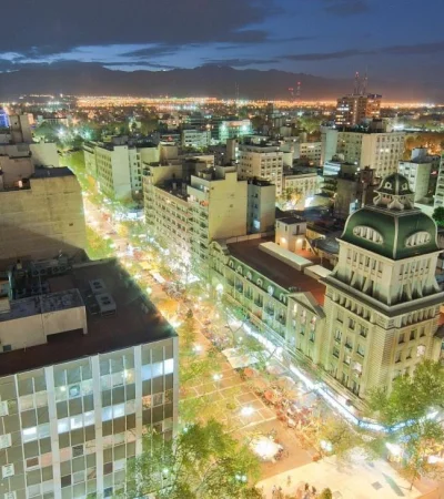 ciudad-nocturna-pasaje-peatonal