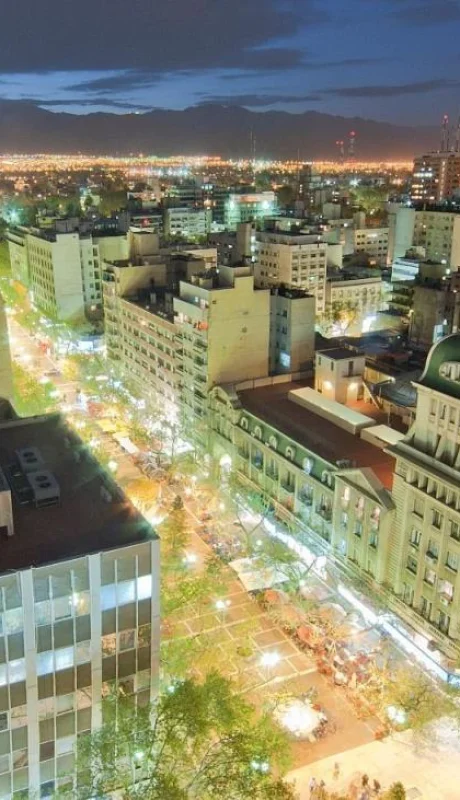 ciudad-nocturna-pasaje-peatonal