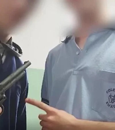 arma-pistola-alumnos-colegio-video