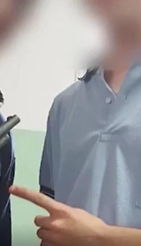 arma-pistola-alumnos-colegio-video