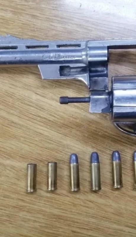 arma-policiales-revólver-detenidos-guaymallén