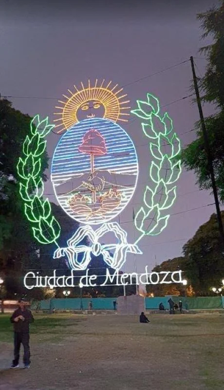 plaza-independencia-mendoza-escudo