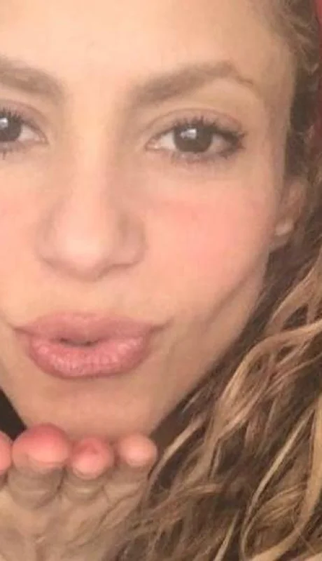 shakira-corte-pelo-rubio-rulos-look-biografía-hijos-6