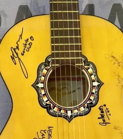 Guitarra-acústica-autografiada-lujan-suena-mendoza-lujan-de-cuyo