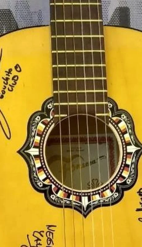 Guitarra-acústica-autografiada-lujan-suena-mendoza-lujan-de-cuyo
