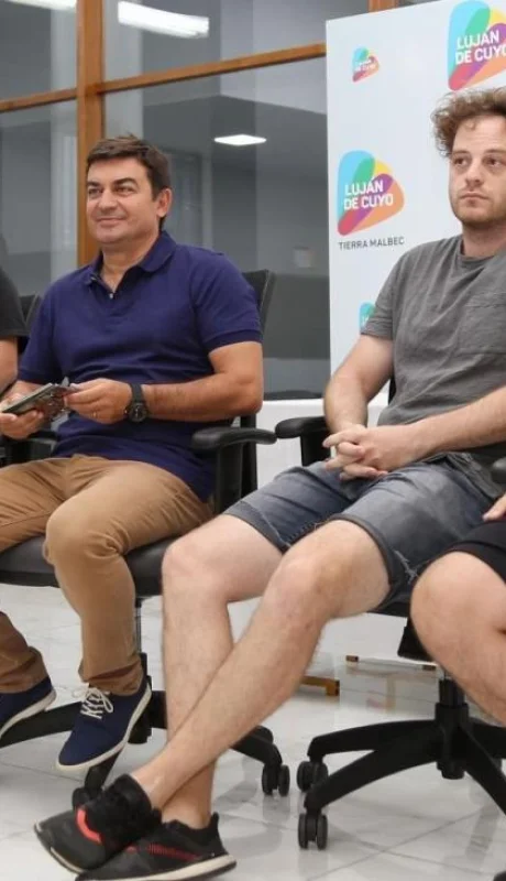 De-Marchi-junto-a-los-músicos-mendocinos