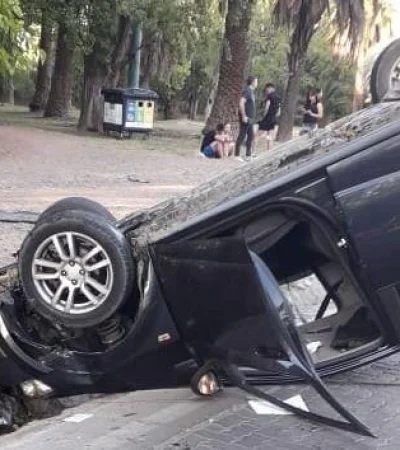 accidente-vuelco-parque-mendoza-fotos-rotonda