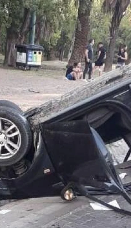 accidente-vuelco-parque-mendoza-fotos-rotonda