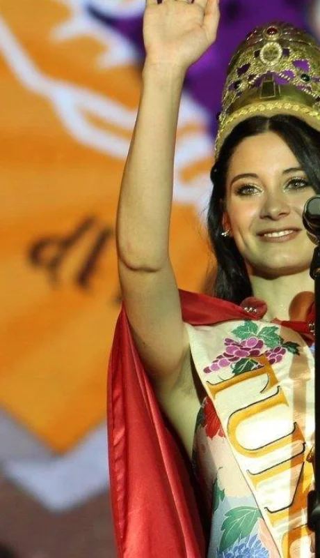 VendimiaTunuyán-----@MuniTunuyan-tiene-nueva-Reina!-----Ella-es-Ana-Victoria-Chaves,-de-21-años.-Con-65-votos-se-consagró-como-la-nueva-Reina-Depa