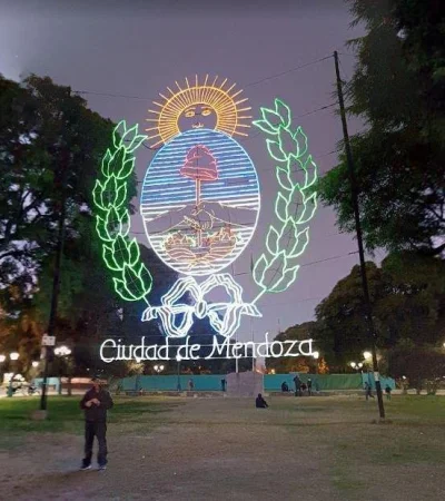 Escudo-de-la-ciudad-de-mendoza-en-la-plaza-independencia