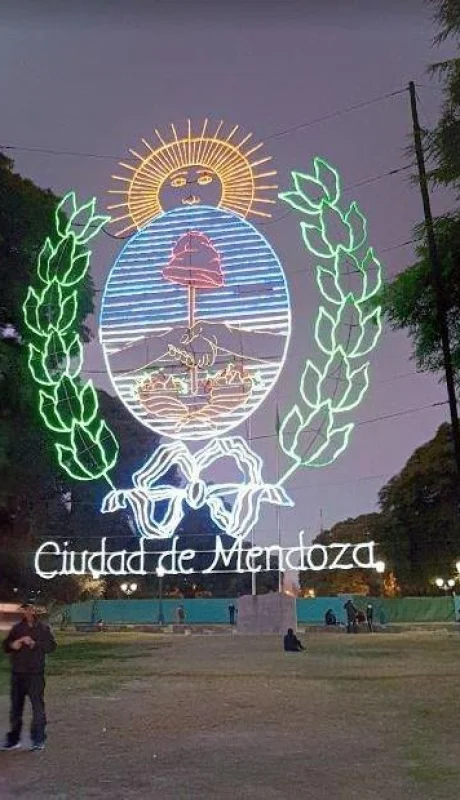 Escudo-de-la-ciudad-de-mendoza-en-la-plaza-independencia