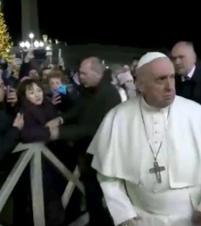 papa-francisco-enojo-vaticano-con-una-mujer