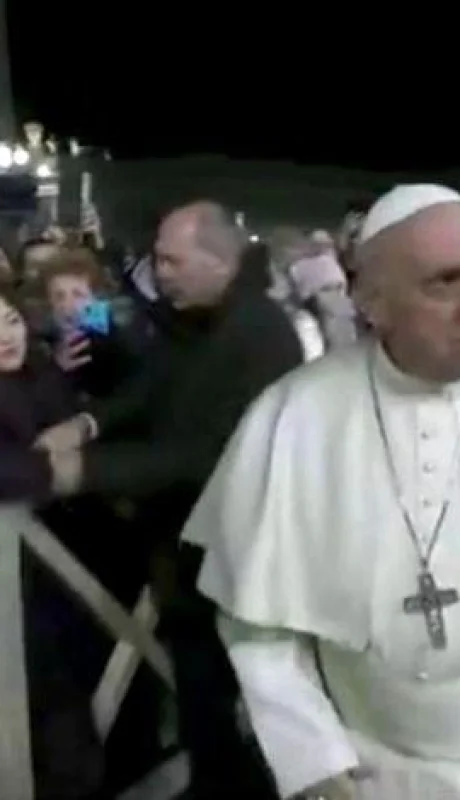 papa-francisco-enojo-vaticano-con-una-mujer