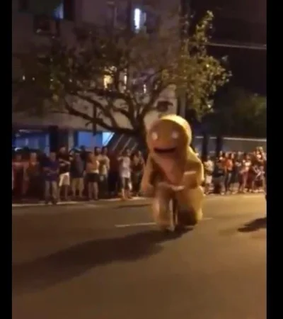 video-hombre-galleta-shrek-ataque-perro