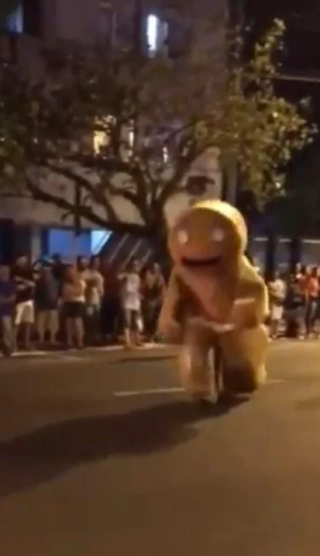 video-hombre-galleta-shrek-ataque-perro