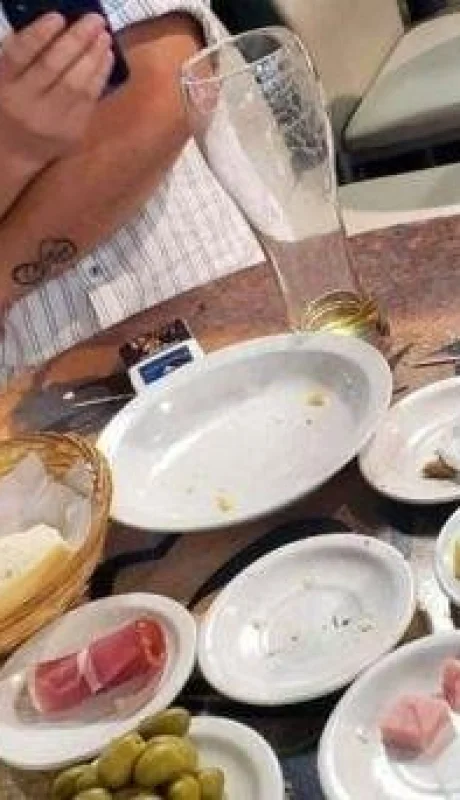 picada-pareja-cuenta-bar-carlos-paz-ticket