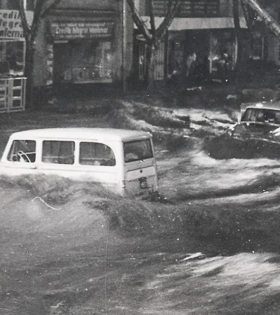 Varios-automóviles-son-llevados-por-la-corriente-en-plena--calle--San-Martín-esquina-Garibaldi-de-ciudad