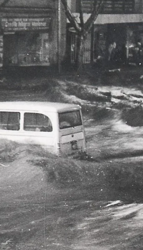 Varios-automóviles-son-llevados-por-la-corriente-en-plena--calle--San-Martín-esquina-Garibaldi-de-ciudad