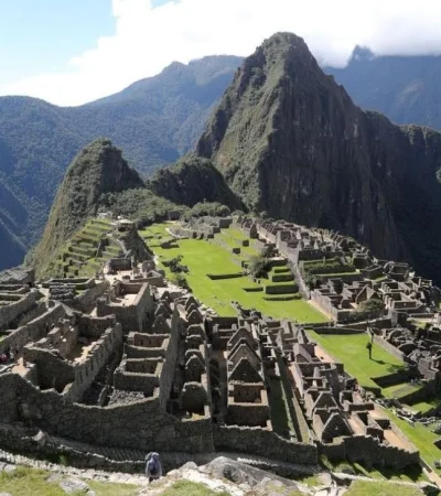 Machu-Picchu-argentinos-caca-fotos-vandalos