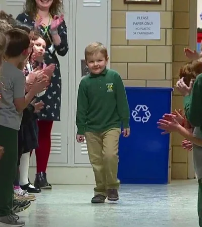 video-niño-leucemia-cancer-recibido-compañeros-clases-2020-colegio-escuela