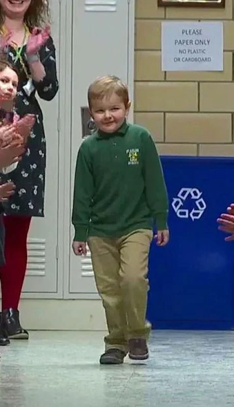 video-niño-leucemia-cancer-recibido-compañeros-clases-2020-colegio-escuela