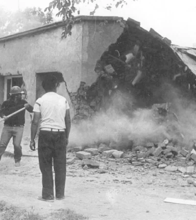 Caida-de-parte-de-una-vivienda-que-fue-averiada-por-el-sismo-del-26-de-enero-de-1985