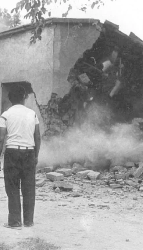 Caida-de-parte-de-una-vivienda-que-fue-averiada-por-el-sismo-del-26-de-enero-de-1985