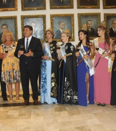 Juan-Carlos-Jaliff,-Cristina-Mondello-de-Abed-y-Mario-Abed-junto-a-todas-las-reinas-departamentales.