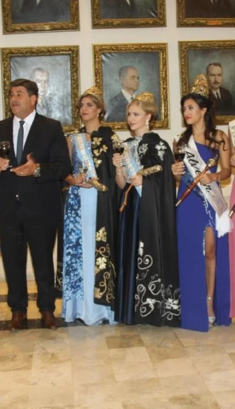 Juan-Carlos-Jaliff,-Cristina-Mondello-de-Abed-y-Mario-Abed-junto-a-todas-las-reinas-departamentales.