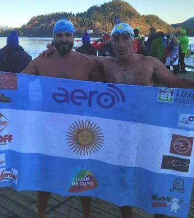 Mauricio-López-y-Darío-Silva-despúes-de-nadar-en-aguas-heladas.