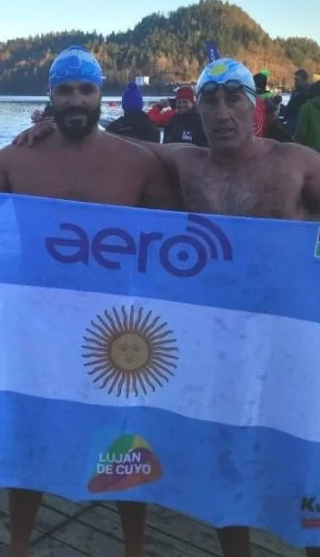 Mauricio-López-y-Darío-Silva-despúes-de-nadar-en-aguas-heladas.