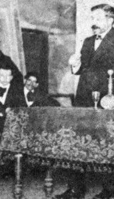 El-doctor-Justo-durante-un-meeting-político