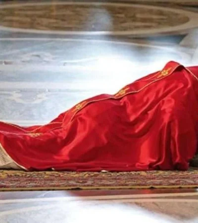 papa-Francisco-postrado