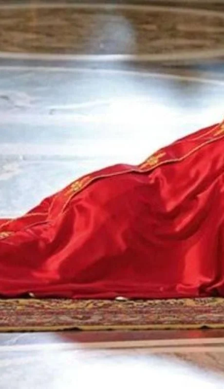 papa-Francisco-postrado