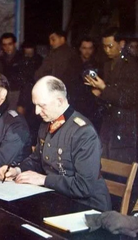 El-general-Alfred-Jold-junto-a-otros-militares-de-la-Alemania-nazi-firma-la-rendición-ante-los-aliados-el-8-de-mayo-de-1945.