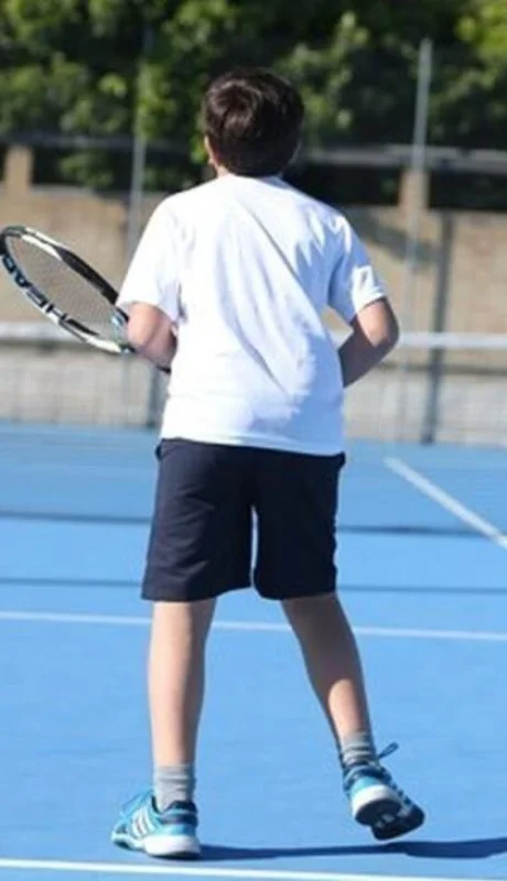 ninos-juegan-tenis-pista-IMD_1464764108_121429729_1536x1024