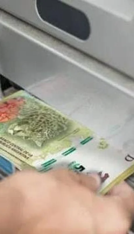 Cajero-sacando-dinero