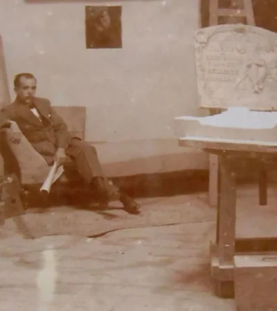 6-El-catalán-con-una-de-sus-obras-terminada-en-1915.