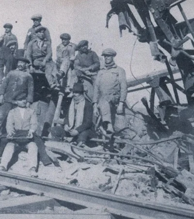 OPERARIOS-DEL-FERROCARRIL-JUNTO-A-UNOS-DE-LOS-COCHES-DORMITORIO-QUE-FUE-CONSUMIDO-POR-EL-FUEGO