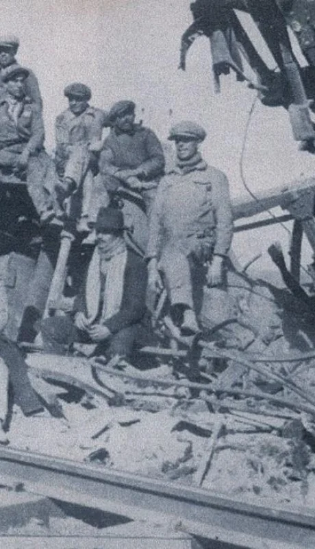 OPERARIOS-DEL-FERROCARRIL-JUNTO-A-UNOS-DE-LOS-COCHES-DORMITORIO-QUE-FUE-CONSUMIDO-POR-EL-FUEGO