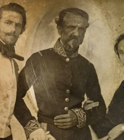 Daguerrotipo-del-general-Gregorio-Aráoz-de-la-Madrid,-quien-fue-gobernador-de-Mendoza-junto-a-su-hija-y-su-yerno-en-1852