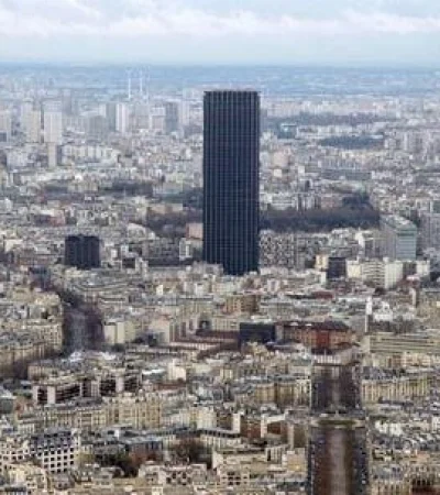 escalo-la-torre-de-paris-y-termino-detenido