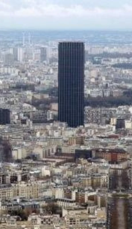 escalo-la-torre-de-paris-y-termino-detenido