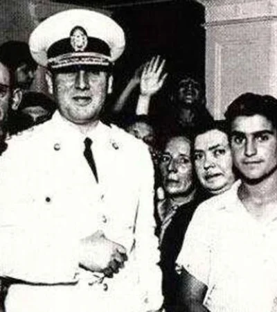 El-coronel-Juan-Domingo-Perón,-junto-a-obreros-cuando-en-1944.
