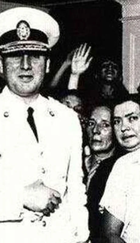 El-coronel-Juan-Domingo-Perón,-junto-a-obreros-cuando-en-1944.