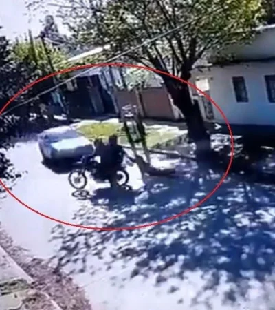 moto-ataque-auto-chica-atropellada-video