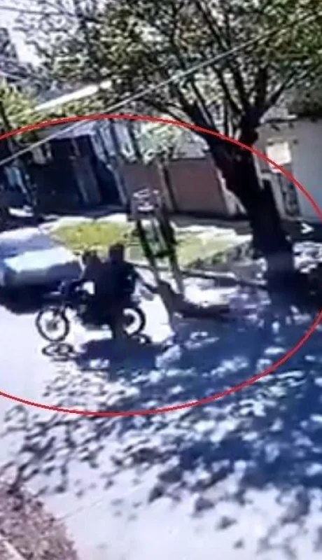 moto-ataque-auto-chica-atropellada-video