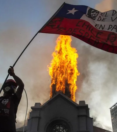 19-10-2020_chile_un_manifestante_revolotea_una(1)
